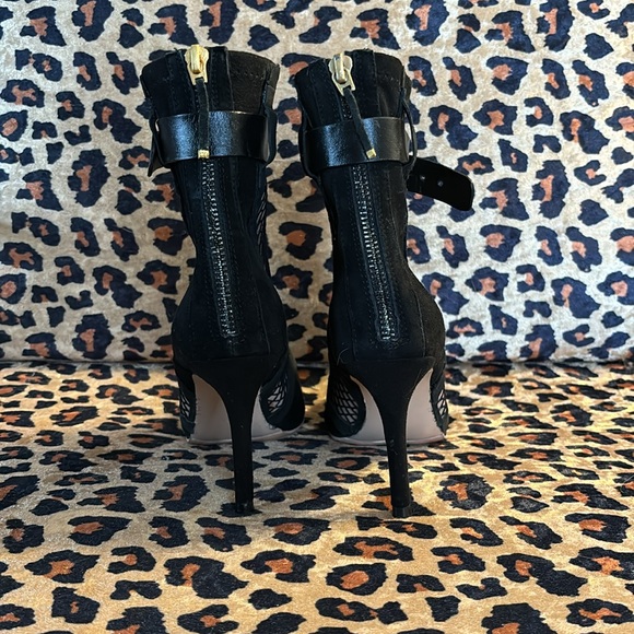 The Wishbone heel bootie with black mesh and cream underneath. Size 6 - Picture 4 of 5